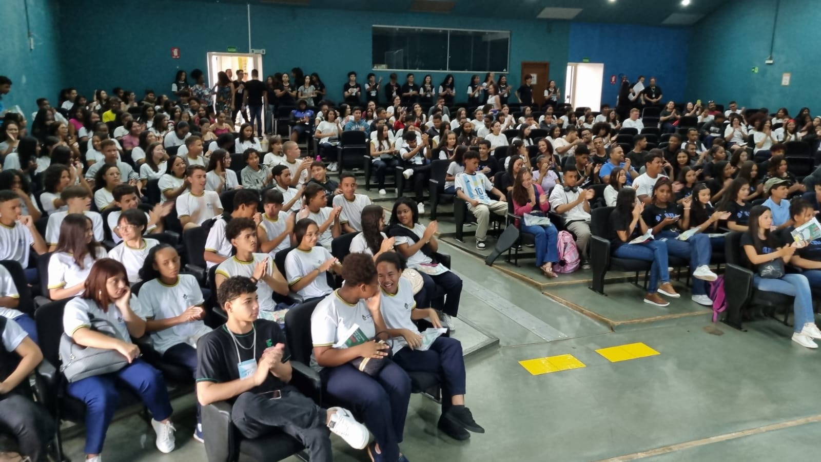 Teatro lotado na recepção dos estudantes do Conhecendo o IFG 2023 Teatro lotado na recepção dos estudantes do Conhecendo o IFG 2023